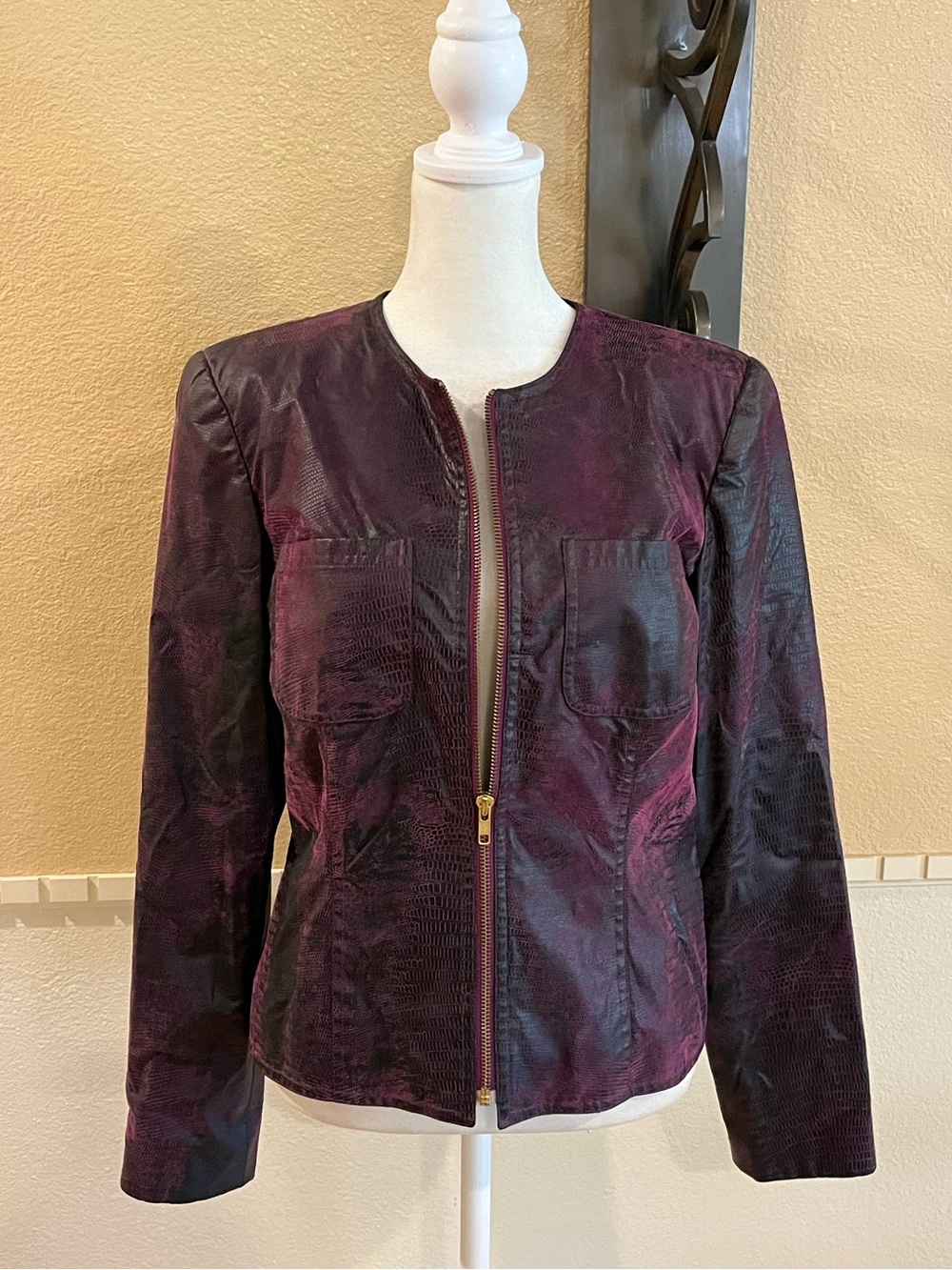 Maggy London faux leather zip-up jacket. Croco-embossed. Burgundy. 2 pockets. S